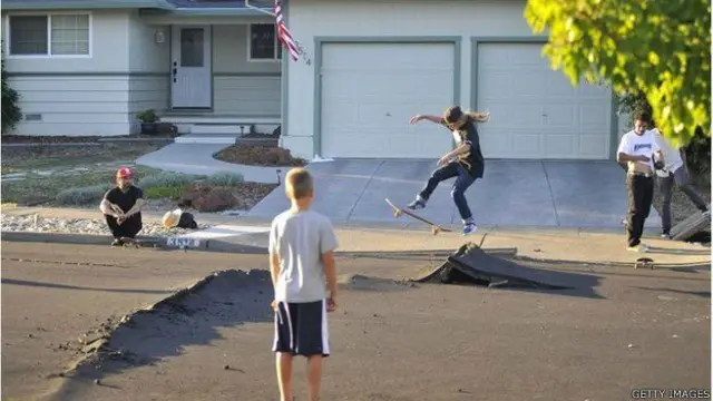 भूकंप से टूटी धरती