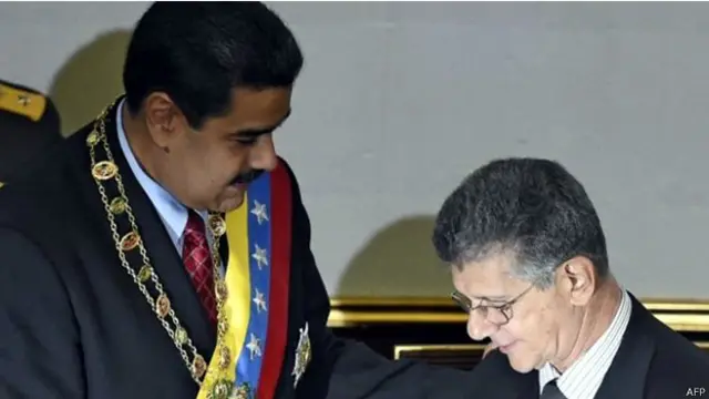 خصمان سياسيان لدودان: الرئيس مادورو (الى اليسار) ورئيس المجلس الوطني هنري راموس الوب