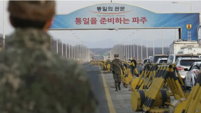 Pembicaraan lebih lanjut tentang Terminal High Altitude Area Defence System atau THAAD ini muncul di tengah meningkatnya ketegangan antara kedua Korea menyusul percobaan nuklir dan roket Korea Utara.