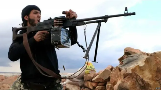 اجبر المعارضون على اتخاذ موقف دفاعي بفضل الهجوم الذي تشنه القوات الحكومية في حلب