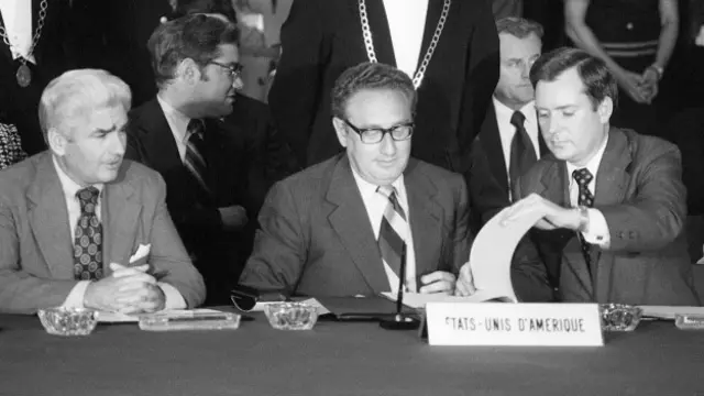 Firma de acuerdos de paz para Vietnam