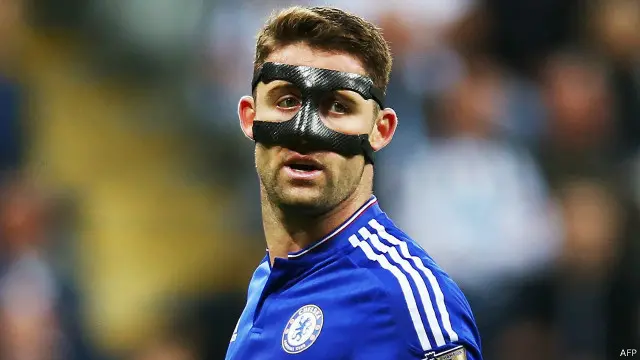 Bek tengah Chelsea, Gary Cahill, mengenakan topeng untuk melindungi wajahnya mulai musim ini.