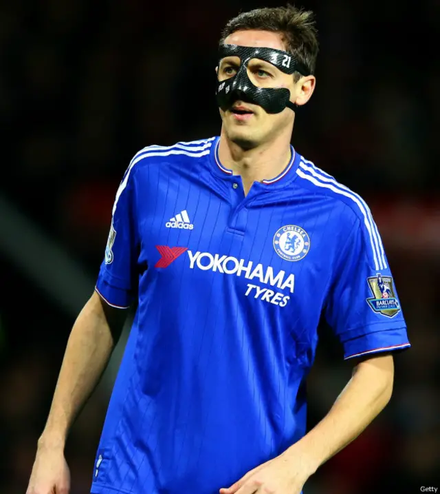 Gelandang bertahan Chelsea, Nemanja Matic, dengan topeng hitam di wajahnya.