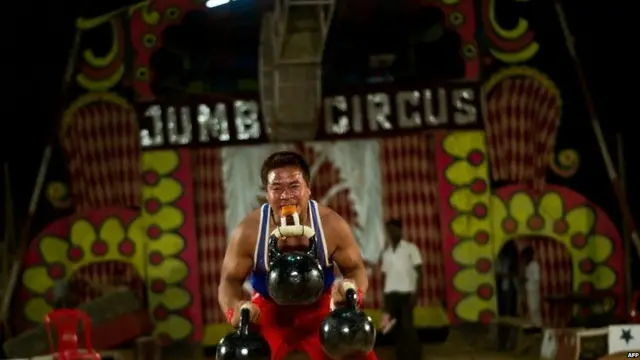 د نندارو د هیجاني کولو لپاره، د سرکس جوړوونکي شرکتونه بهرني لوبغاړي په کار ګماري چې داسې نندارې وړاندې کړي