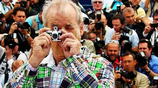 Bill Murray merasa terganggu oleh cahaya kamera telepon genggam seorang penggemarnya di sebuah lounge di kota kecil di pinggir di teluk California, AS, Carmel