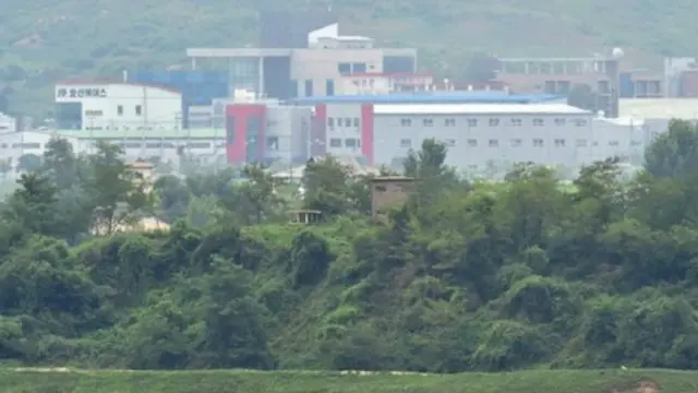 Kompleks industri gabungan Kaesong terletak di wilayah Korea Utara, tak jauh dari zona demiliterisasi.