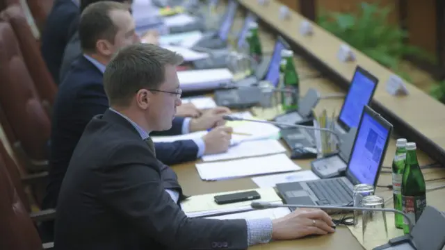 Еженедельники: почему "новые кадры" покидают правительство?