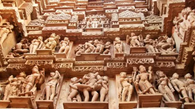 Những tượng khắc bao kín tường phía ngoài (Ảnh: Charukesi Ramadurai)