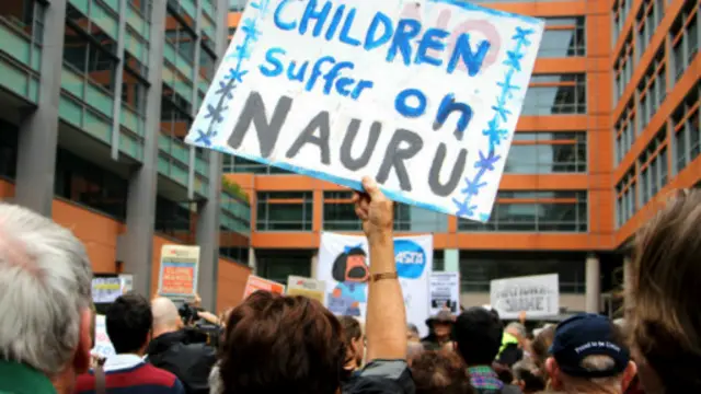 آسٹریلوی حکومت کا موقف ہے کہ ملک میں غیر قانونی تارکینِ وطن کی آمد کو روکنے کے لیے جزیرے پر قائم کیے گئے حراستی مراکز ضروری ہیں