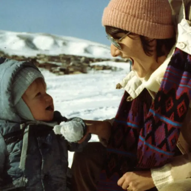 Sue Klebold con Dylan de bebé