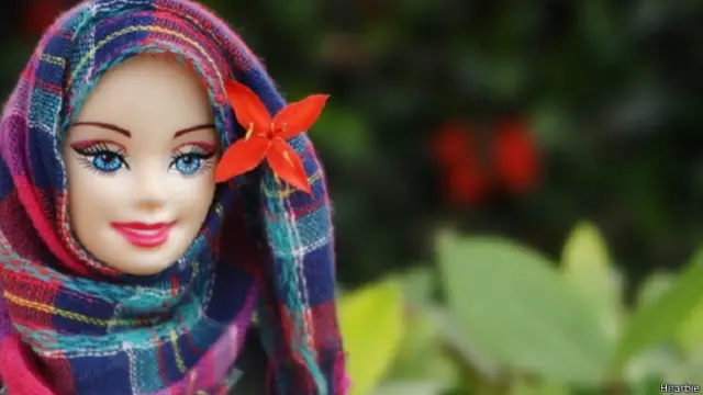 हिजाब पहने हुए बार्बी गर्ल