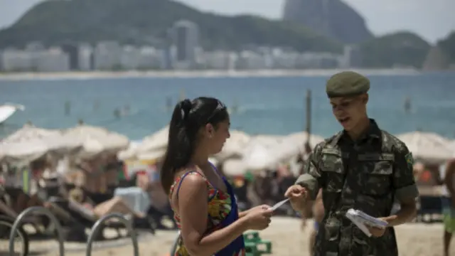 巴西軍人挨家挨戶散發防疫宣傳單。