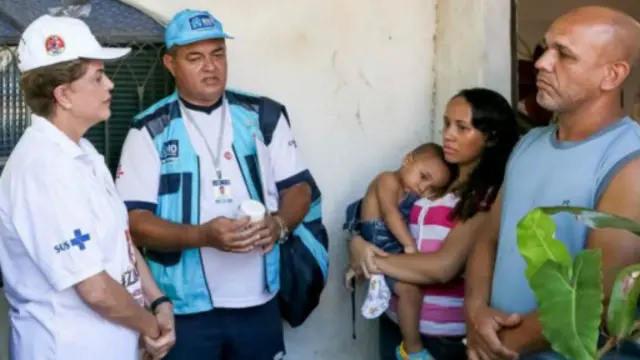 巴西總統羅塞夫視察里約熱內盧一個居民區。