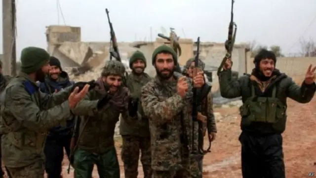 يتقدم الجيش السوري وحلفاؤه يوما بعد يوم باتجاه الحدود مع تركيا