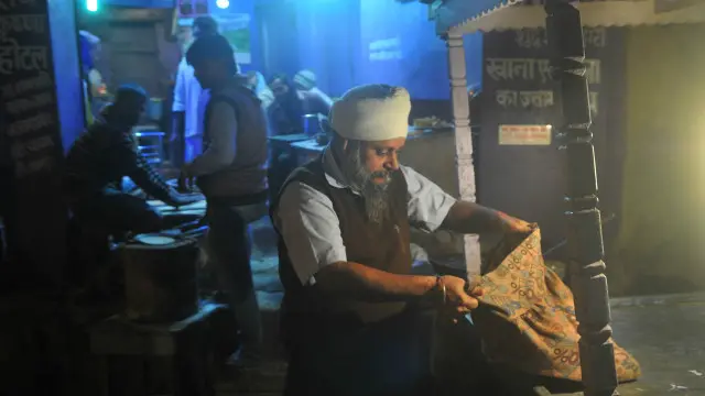 راستے میں وہ پٹنہ میڈیکل کالج کے مخصوص وارڈ کے لیے کھانے اور دوائیں خریدتے ہیں