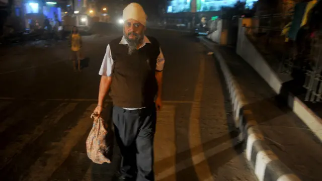 گرمیت سنگھ ہر رات نو بجے بلاناغہ اپنے گھر سے ہسپتال کے لیے نکلتے ہیں