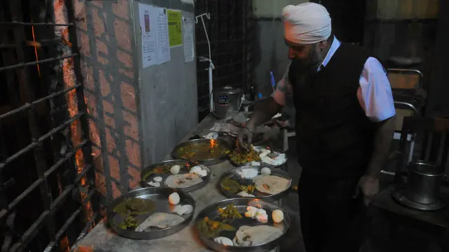 وہ بے یار و مددگار چھوڑ دیے جانے والے مریضوں کے لیے دوا اور کھانے کا انتظام کرتے ہیں