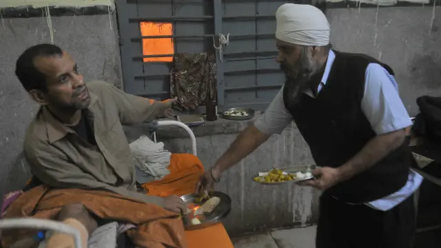 ان کا کہنا ہے کہ دنیا میں سب کچھ بدلا لیکن اس ہسپتال کے حالات نہیں بدلے