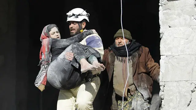 Раненая женщина после российской бомбежки в Идлибе