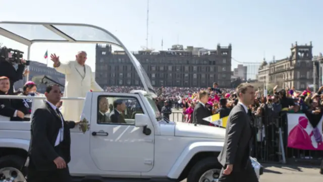 教皇方济各向信徒挥手致意