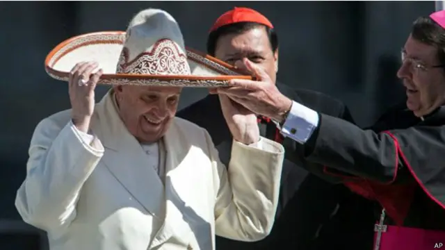 البابا يعتمر قبعة اعطاها له احد المكسيكيين