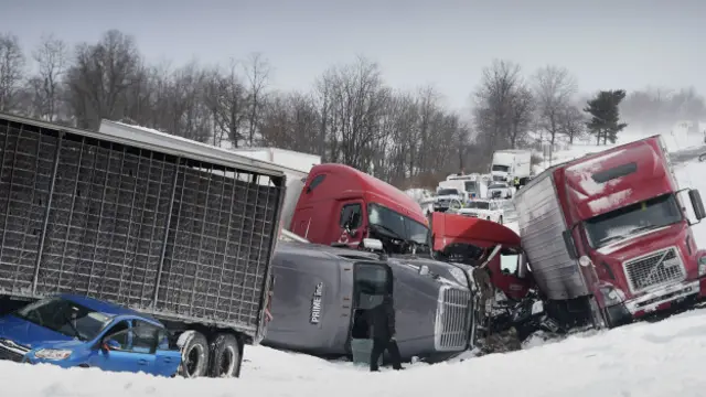 Masivo choque de más de 50 vehículos en una carretera de Estados Unidos - BBC News Mundo
