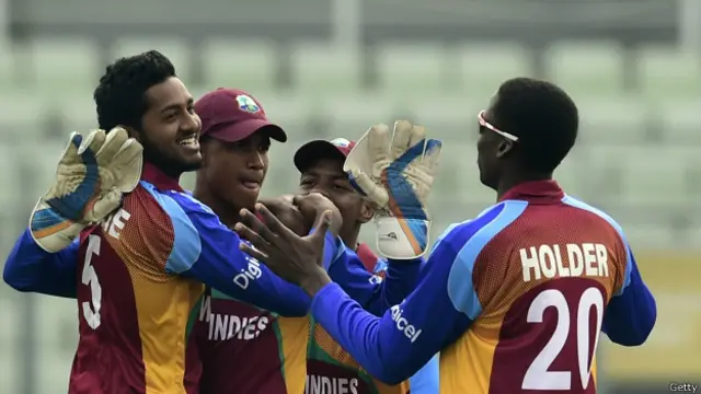 ویسٹ انڈیز کے نوجوان کھلاڑی الزاری جوزف نے ابتدا میں ہی تین وکٹیں حاصل کیں