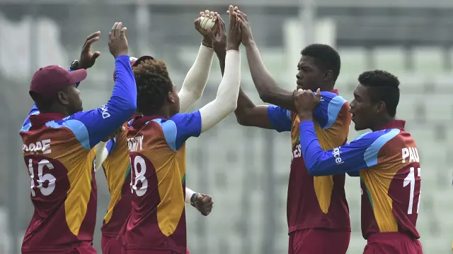 د وېسټ انډيز لپاره کارټي او کيمو پال ښه لوبه وکړه، دوی په ترتيب سره ۵۲ او ۴۰ منډې جوړې کړې