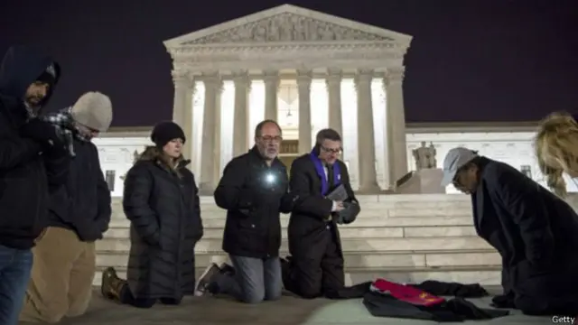 Abantu bagiye gusengera imbere y'Urukiko rw'Ikirenga nyuma y'ururpfu rwa Antonin Scalia