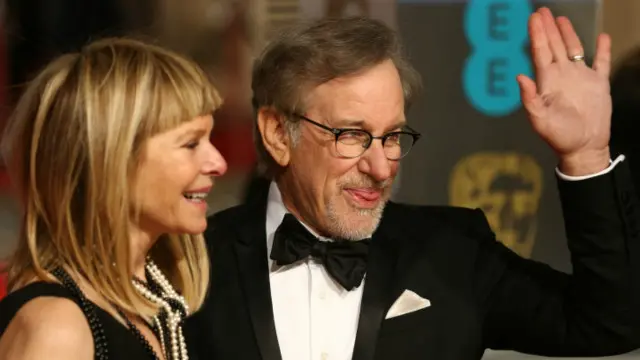 استیون اسپیلبرگ کارگردان پل جاسوس ها و همسرش در مراسم حضور داشتند