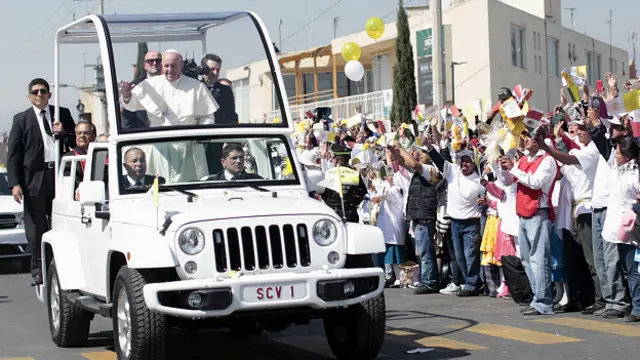 Francisco en el "papamovil"