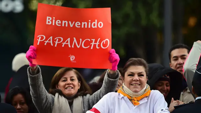 Cartel de bienvenida a Francisco