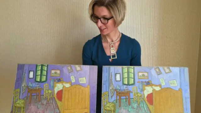 پرانی تصویر میں دیواروں کا رنگ جامنی سے نیلا ہو گيا تھا