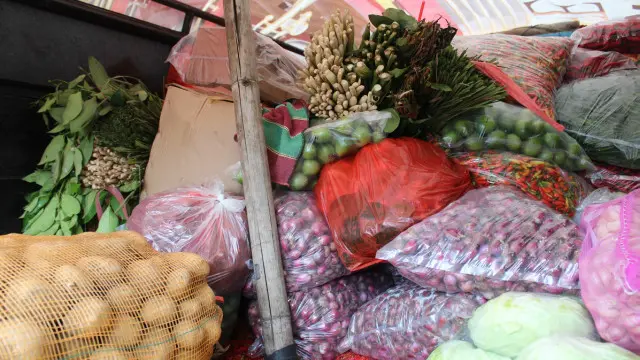 Cabai merah, bawang merah, tomat dan cabai hijau adalah sejumlah bahan makanan yang harganya naik signifikan.