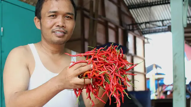 Pedagang mengatakan petani kesulitan memanen hasil kebun karena hujan dan banjir.