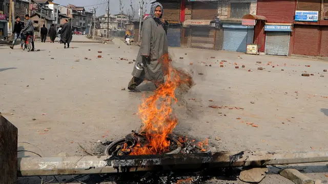 بھارت کے زیرِ انتظام کشمیر میں پیر کو علیحدگی پسندوں کی جانب سے ہڑتال کے اعلان کے بعد انتظامیہ نے کرفیو نافذ کر دیا۔
