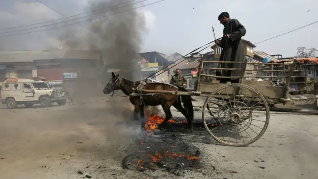 کرفیو کے باوجود مظاہرین نے سڑکوں پر نکل کر احتجاج کیا۔ علیحدگی پسندوں نے بھارت کے خلاف احتجاج کے دوران ایک نوجوان اور ایک خاتون کی ہلاکت پر ہڑتال کی کال دی تھی۔ 