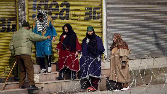 سکیورٹی اہلکاروں نے پیر کو سڑکوں کو خاردار تاروں سے بند کر دیا جبکہ شہر میں اضافی ناکے لگائے گئے تھے۔ 2014 میں ایک فوجی عدالت نے ایک فرضی جھڑپ میں تین کشمیری نوجوانوں کے قتل کے الزام میں دو افسران سمیت سات فوجی اہلکاروں کو عمر قید کی سزا دی تھی۔