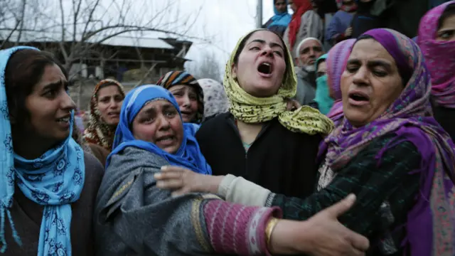 سنیچر کو مسلح جھڑپ کے نتیجے میں ہلاک ہونے والے مقامی علیحدگی پسند کی ہلاکت کے خلاف اتوار کو بھارت مخالف احتجاجی مظاہرے کے دوران دونوں ہلاک ہوئے تھے۔