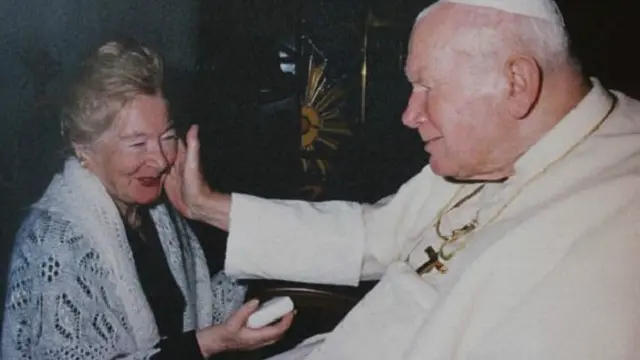بابا الفاتيكان مع أنا تيريزا تيميينيسكا.