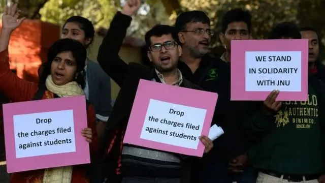 देशद्रोह के आरोप में जेएनयू छात्र संघ के अध्यक्ष की गिरफ़्तारी का तीखा विरोध हुआ