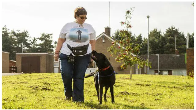 Robbie avisa Sally sobre a iminência de convulsões