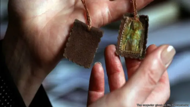  کارڈینل نے تیمینیسکا کو اپنی سب سے قیمتی چیز کا تحفہ دیا تھا۔ یہ ایک چھوٹا مذہبی ہار تھا