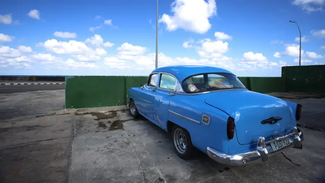 Машина у гаванской набережной