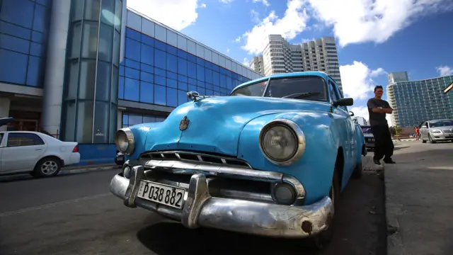 Синий автомобиль