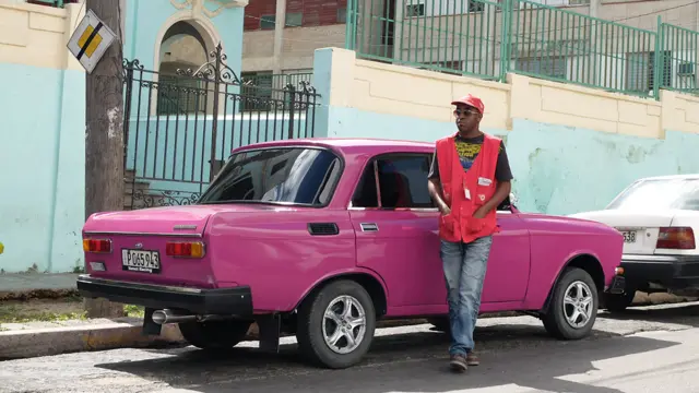 Москвич цвета фуксии