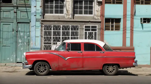 Красный автомобиль