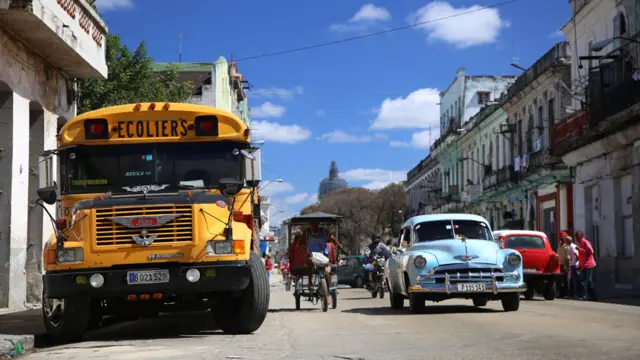 Старый школьный автобус, гужевая повозка