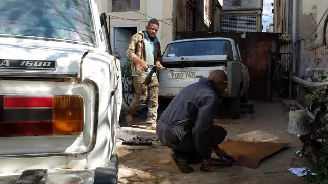 Авторемонтник за работой.