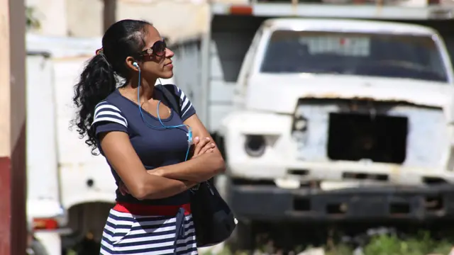 Девушка на фоне машины